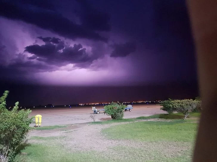 Las espectaculares fotos de la tormenta de anoche tomadas en el aeropuerto