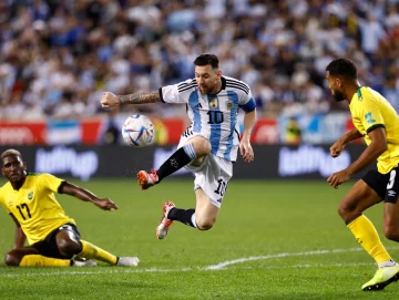 Messi mostró al final su magia y Argentina goleó 3-0 a Jamaica