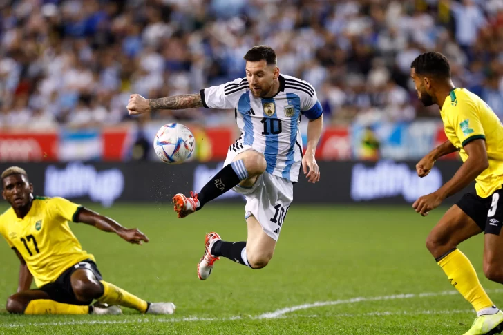 Messi mostró al final su magia y Argentina goleó 3-0 a Jamaica