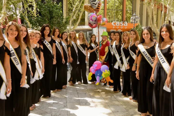 El Guille “enamoró” con su canto y baile a las candidatas a Reina del Sol