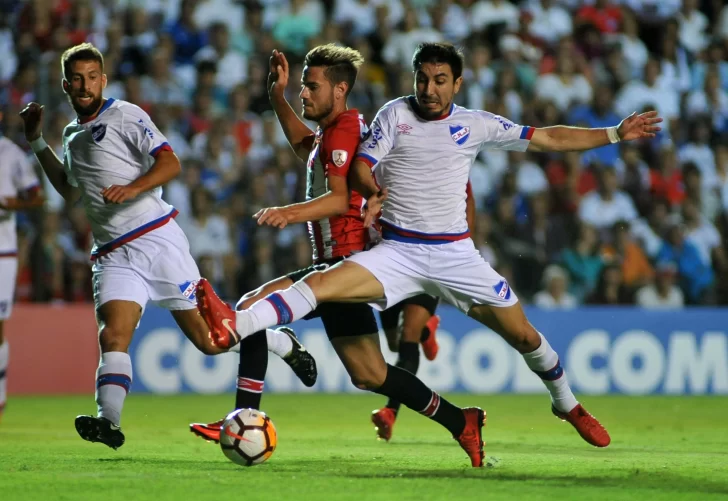 Estudiantes consiguió un punto ante Nacional en su debut