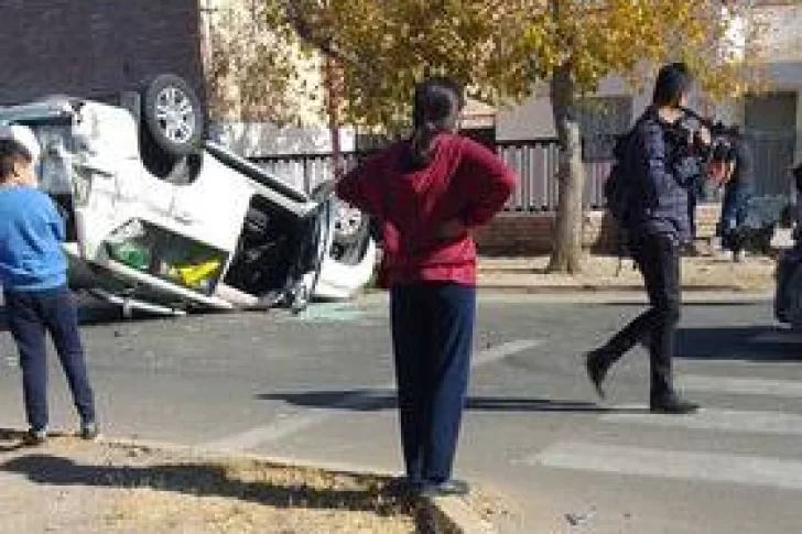 Violento accidente en Capital: tres autos chocaron y uno terminó volcando