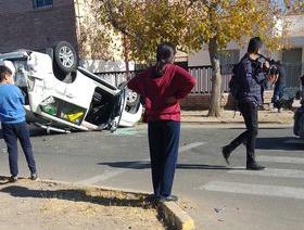 Violento accidente en Capital: tres autos chocaron y uno terminó volcando