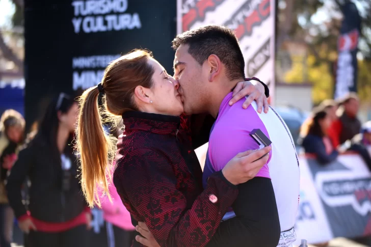 Corrió el maratón internacional y cuando llegó a la meta le propuso casamiento a su novia