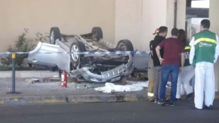 Auto cayó del primer piso de aeropuerto de Bariloche