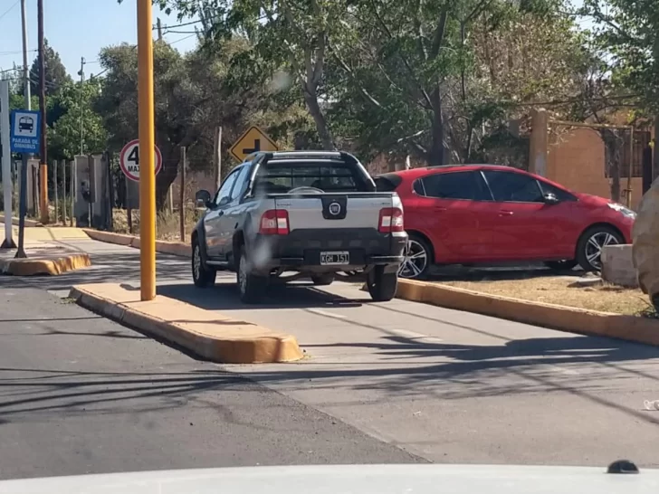 Enojo vecinal por una camioneta estacionada en una ciclovía