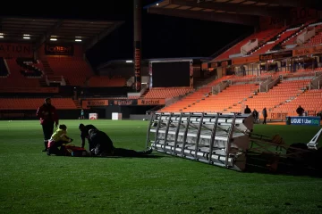 Tragedia en el fútbol francés: murió un jardinero al que se le cayó encima un panel de luz