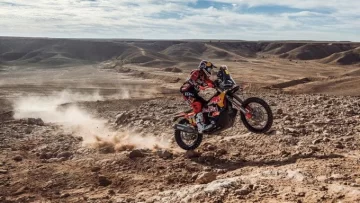 Kevin Benavides saltó al tercer puesto en motos tras ser segundo en la etapa 7