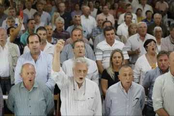 Una multitudinaria asamblea de productores agropecuarios propuso ir a un paro del sector