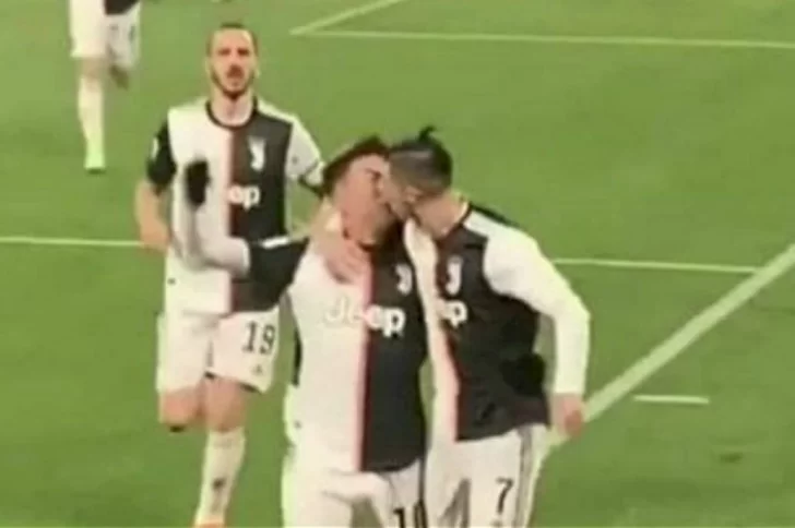 El festejo de Dybala y Ronaldo con un beso es furor en las redes