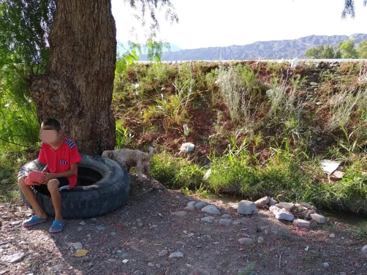 Tiene un hijo discapacitado, su ex la echó de la casa y tuvo que dormir debajo de un árbol