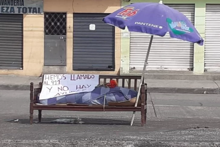 Ecuador: sacó a su madre muerta a la calle con un cartel de ayuda
