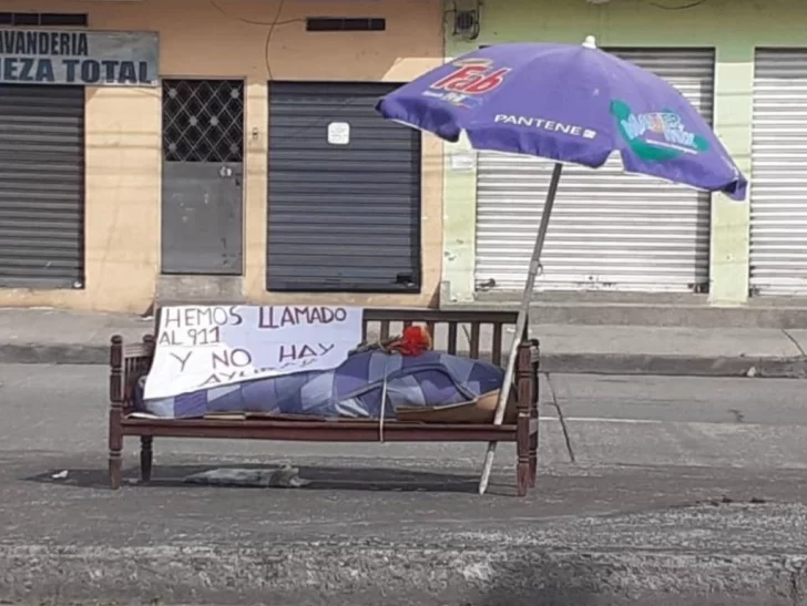 Ecuador: sacó a su madre muerta a la calle con un cartel de ayuda