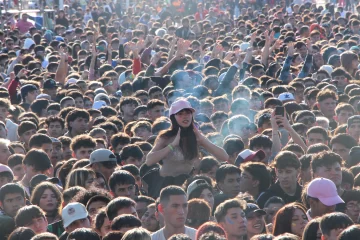 Movimiento, color y luces: las mejores fotos del Día de las Juventudes