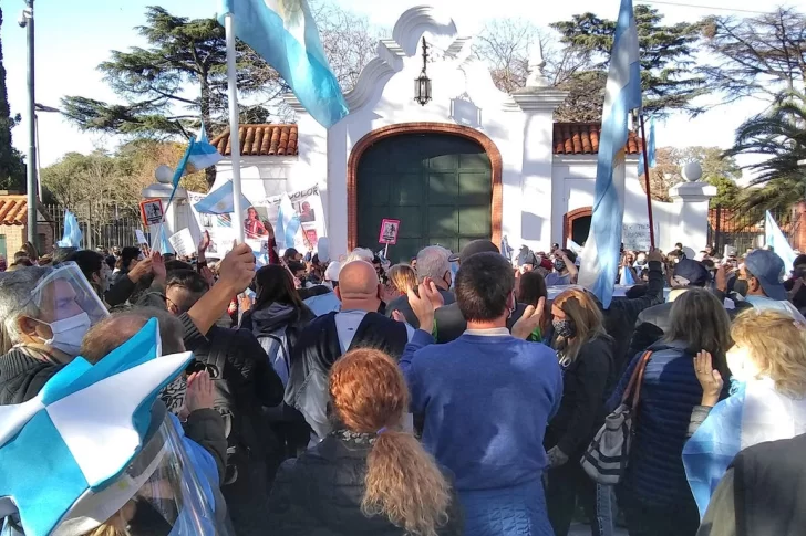 Cientos de personas se congregaron frente a la Quinta de Olivos