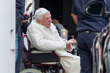 Revelan que Benedicto XVI tiene dificultades para hablar y se traslada en silla de ruedas