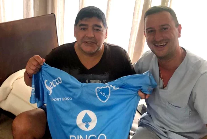 Sospechan que el kinesiólogo de Maradona no tiene título