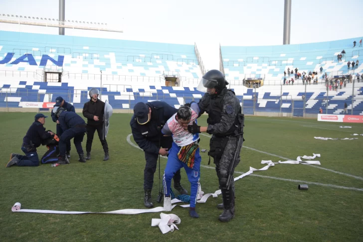 Para la Policía, hay que sancionar a los clubes para que no haya mas incidentes en las canchas