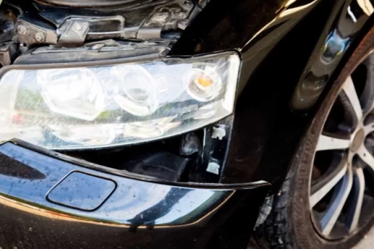 Dos mujeres circulaban en un Jeep, quisieron pasar un micro y chocaron con un camión