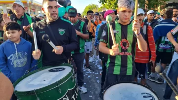 FOTOS: San Martín festejó sus 116 años con un banderazo en la puerta del club