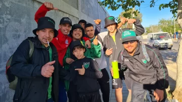 [FOTOS Y VIDEOS] Los hinchas verdinegros llevan su color a San Luis