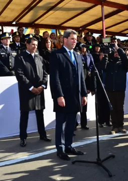 La promesa de lealtad a la Bandera, en tandas por la cantidad de participantes