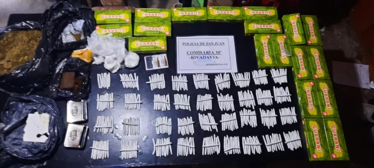 En medio de un allanamiento hallan casi un kilo y medio de cocaína, marihuana y dinero