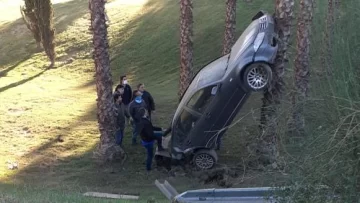 Espectacular accidente: cayó con su auto al espacio verde de Circunvalación y salió ileso