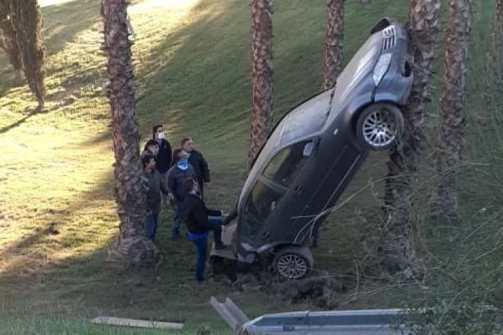 Espectacular accidente: cayó con su auto al espacio verde de Circunvalación y salió ileso
