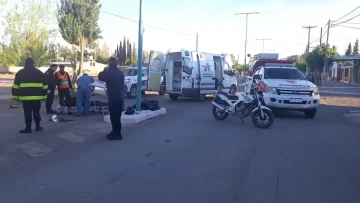 Un motociclista que viajaba sin el casco puesto murió tras estrellarse contra un poste