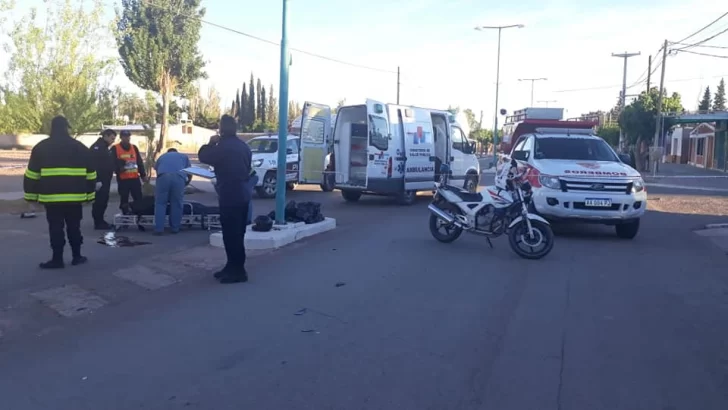 Un motociclista que viajaba sin el casco puesto murió tras estrellarse contra un poste