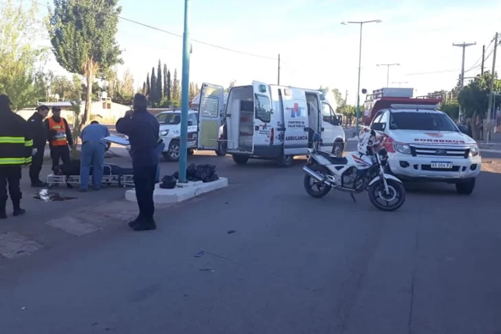 Un motociclista que viajaba sin el casco puesto murió tras estrellarse contra un poste