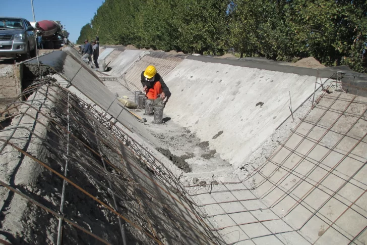 Avanzan las obras en el canal Benavídez para beneficiar a más de 1.000 productores