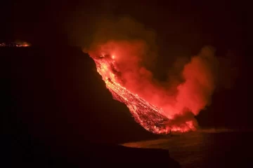 Alerta máxima: monitorean las nubes tóxicas generadas por la llegada de la lava al mar