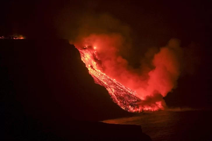 Alerta máxima: monitorean las nubes tóxicas generadas por la llegada de la lava al mar