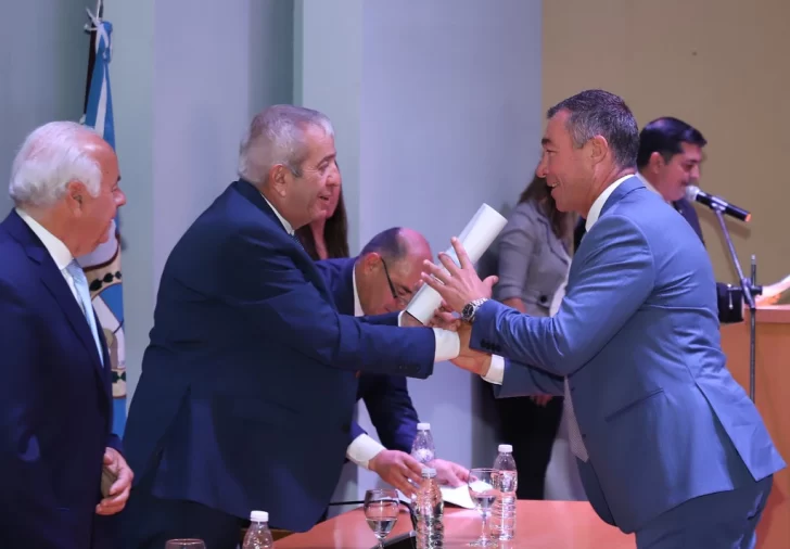 Las autoridades provinciales y municipales electas recibieron sus certificados