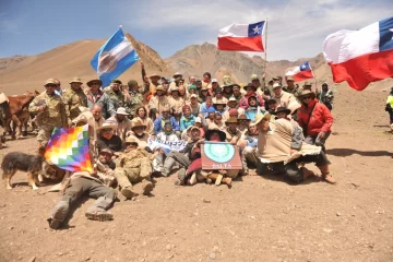 Con recuerdos históricos, los expedicionarios celebraron la llegada al límite con Chile