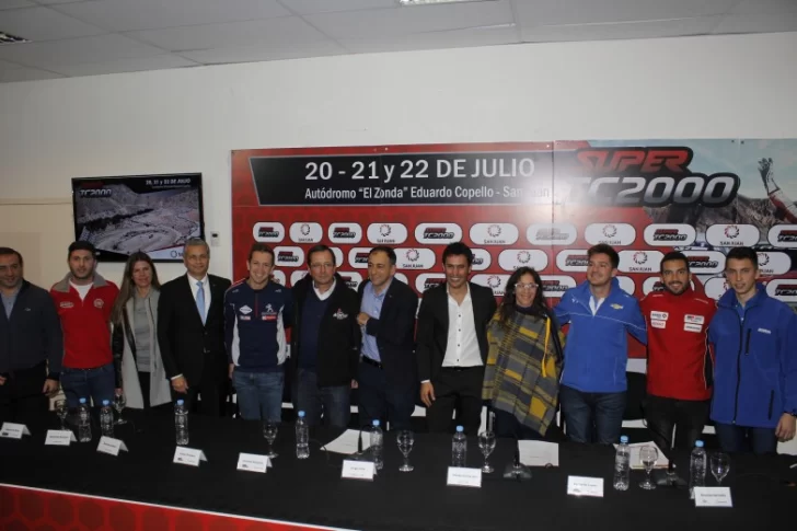 Los pilotos le tiraron flores a El Zonda durante la presentación del Súper TC 2000