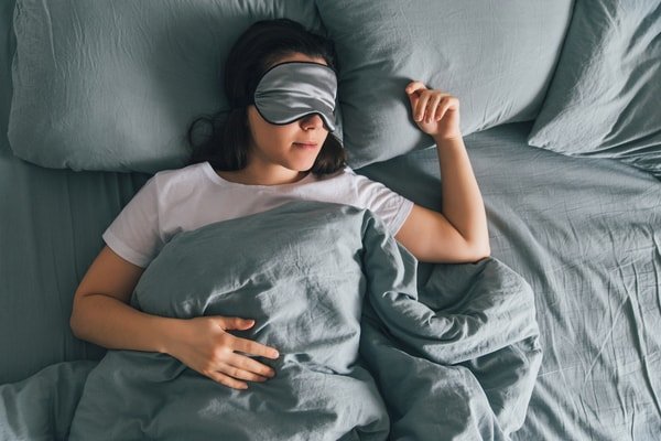 ¿Con ropa o desnudo? La mejor manera de dormir según  profesionales del sueño