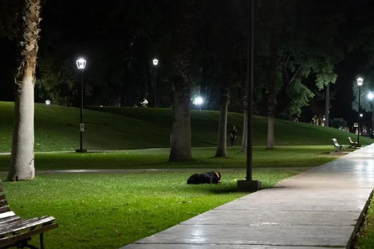 Dos hombres heridos en medio de robos en los parques de Mayo y de Rawson