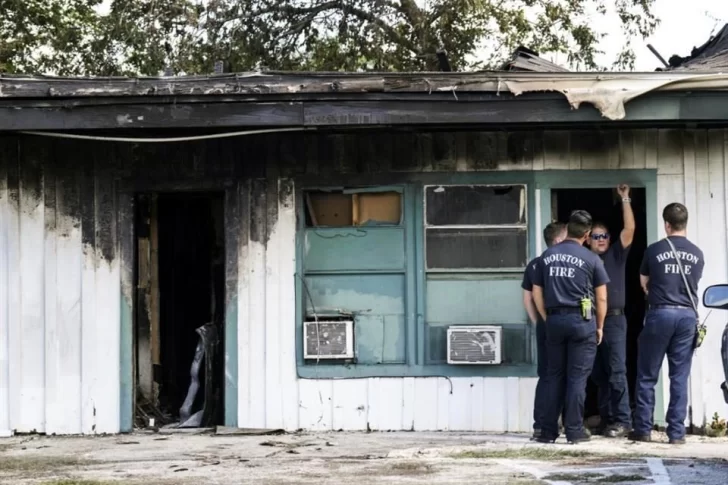 Cuatro muertos, incluido el sospechoso, tras tiroteo e incendio intencional en EEUU