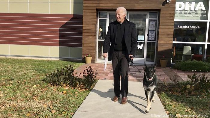 Joe Biden se torció el tobillo jugando con su perro y terminó en una clínica médica