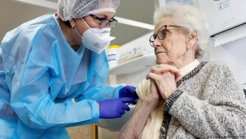 Una enfermera antivacuna reemplazaba las dosis con agua