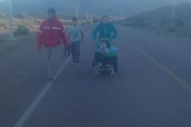 Un pueblo entero camina durante 7 horas para visitar un santuario y cumplir promesas