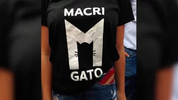 En la “carpa” docente venden remeras de “Macri Gato”