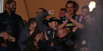 Maradona fue sancionado por pelearse con hinchas de un equipo rival