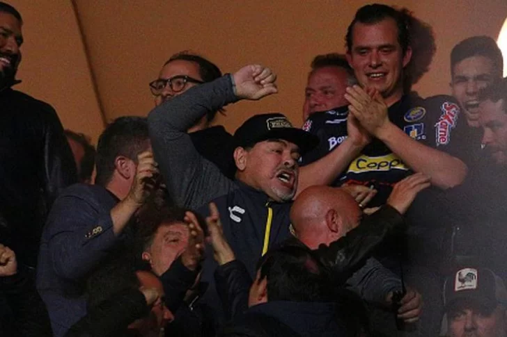 Maradona fue sancionado por pelearse con hinchas de un equipo rival