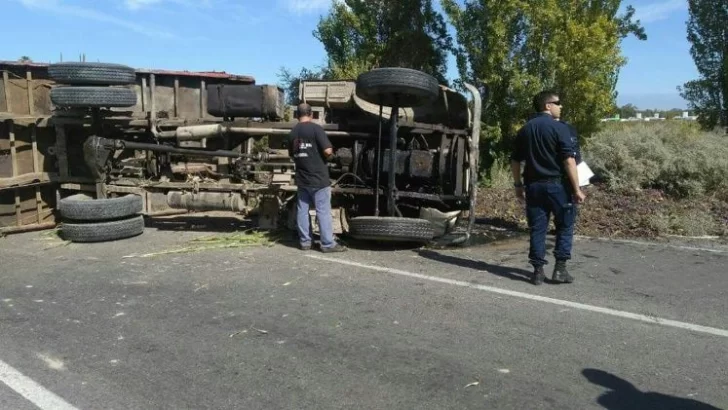 Un chofer santafecino perdió el control del camión, volcó y quedó internado