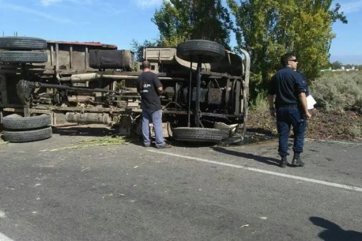 Un chofer santafecino perdió el control del camión, volcó y quedó internado