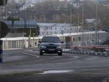 Un ruso grabó cómo se derrumba un puente bajo su coche